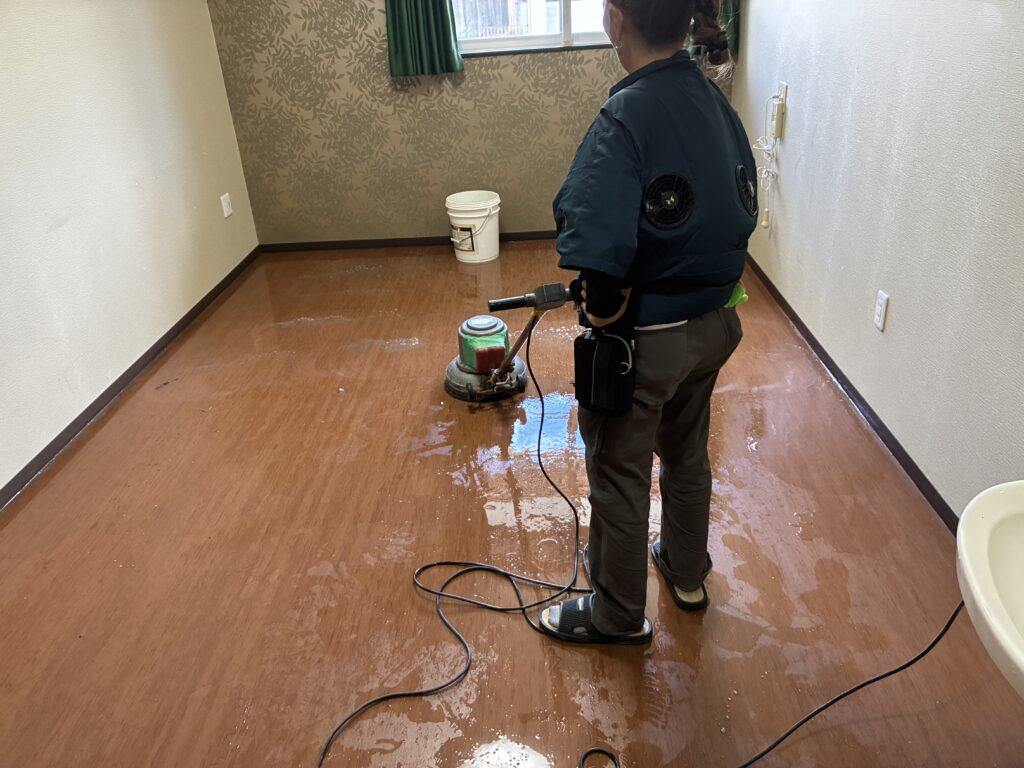 床面クリーニング 作業中の様子